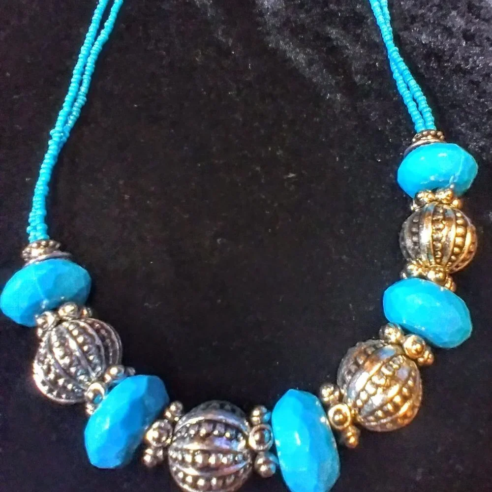 Beautiful Faux Turquoise & Silver toned Necklace